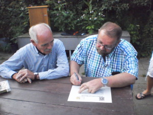 Gerrit en Harry ondertekenen het certificaat.